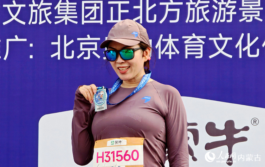 賽后選手拍照留念。人民網記者 張雪冬攝