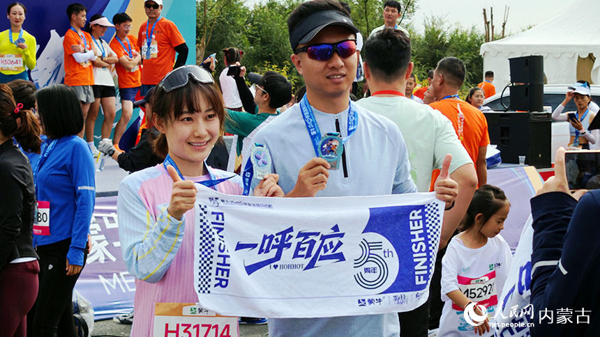 賽后選手拍照留念。人民網(wǎng)記者 張雪冬攝