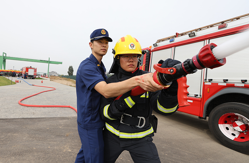 呼和浩特市大黑河軍事文化樂園的“火焰藍(lán)科普驛站”迎來首批參觀體驗(yàn)的游客