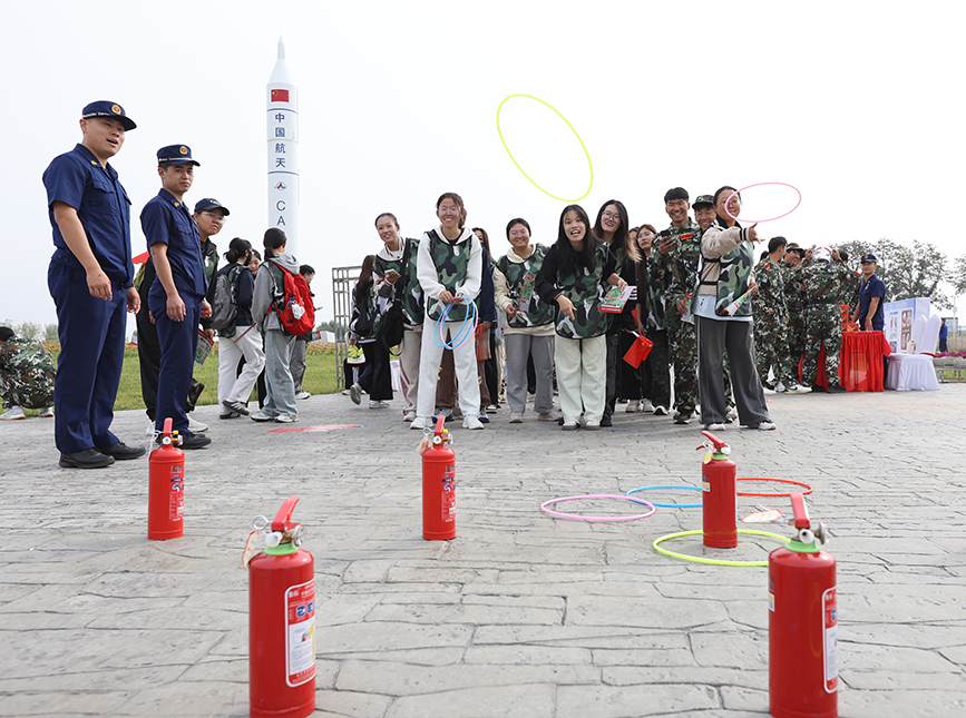 呼和浩特市大黑河軍事文化樂園的“火焰藍科普驛站”迎來首批參觀體驗的游客