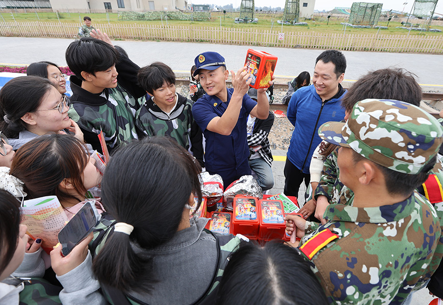 呼和浩特市大黑河軍事文化樂園的“火焰藍科普驛站”迎來首批參觀體驗的游客
