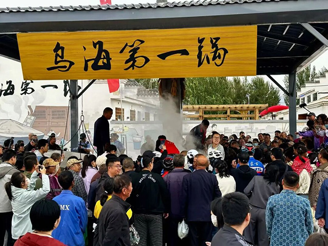 “烏海第一鍋”正式開鍋市民朋友們爭(zhēng)先品嘗玉米