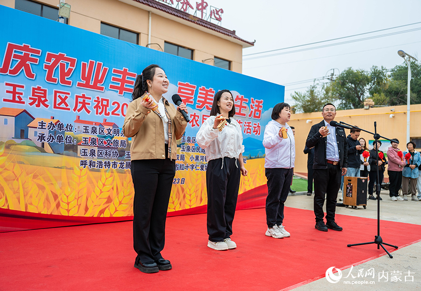 呼和浩特市玉泉區“中國農民豐收節”活動現場，農民文藝愛好者為村民獻上自編的快板節目。丁根厚攝