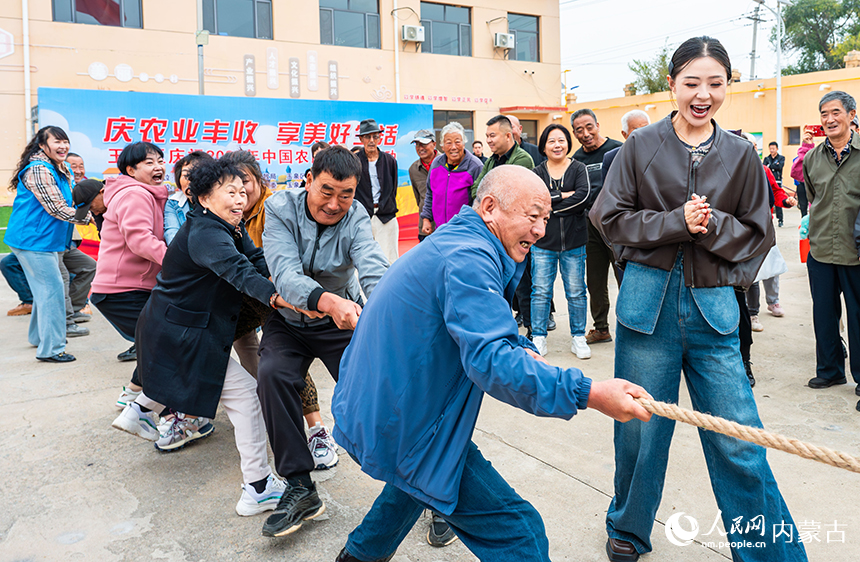 呼和浩特市玉泉區(qū)“中國(guó)農(nóng)民豐收節(jié)”活動(dòng)現(xiàn)場(chǎng),村民在進(jìn)行拔河比賽。丁根厚攝