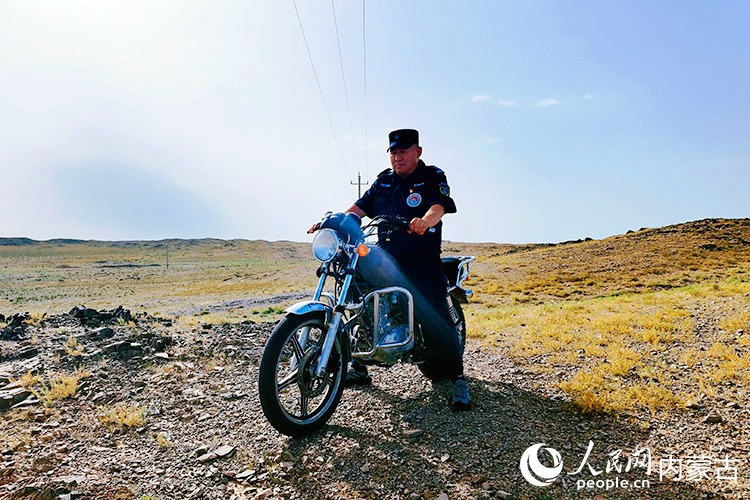 莎仁圖雅在邊境線巡邏。實習生 韓飛月攝