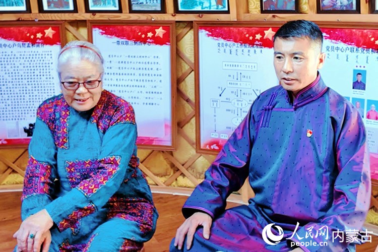 烏尼孟和與他的母親達日瑪接受采訪。實習生 韓飛月攝