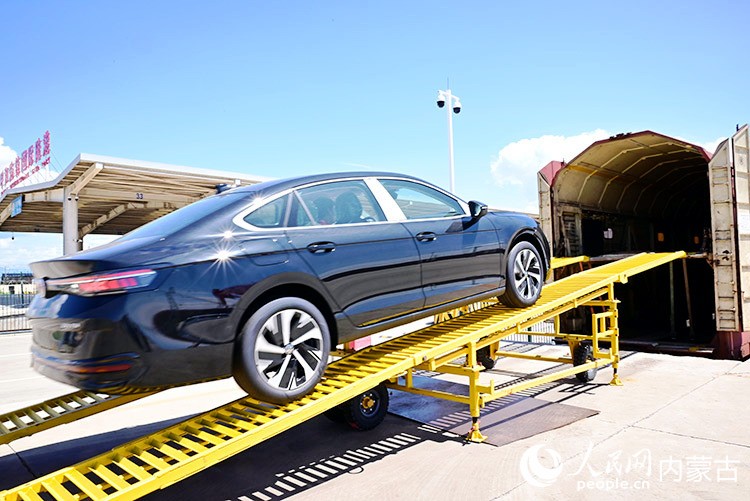 商品汽車正在通過JSQ商品汽車專用裝卸線卸載。人民網記者 寇雅楠攝