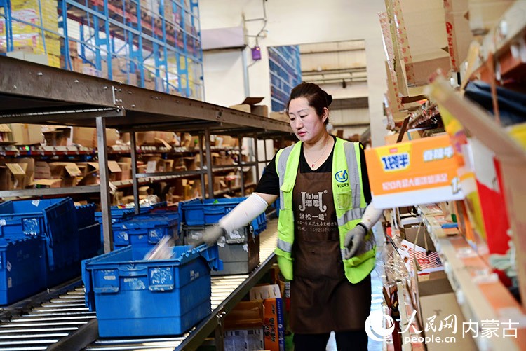 工作人員正在整理客戶需要的貨物。人民網記者 寇雅楠攝