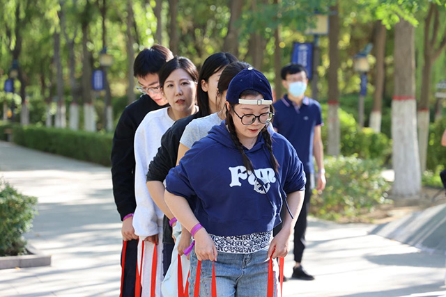 參賽選手們?cè)邶R心協(xié)力做游戲