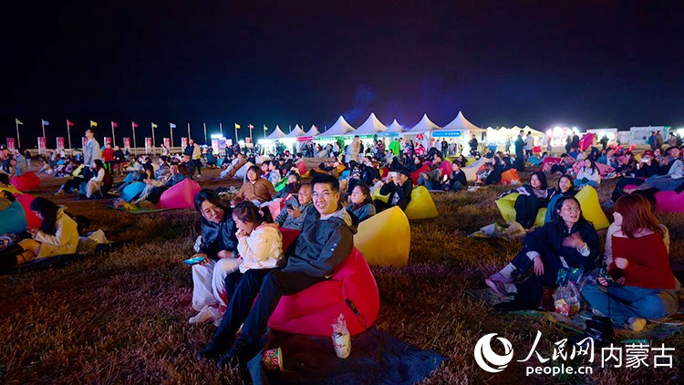 現(xiàn)場(chǎng)有眾多市民觀看嘉年華演出。人民網(wǎng)記者 張力洋攝