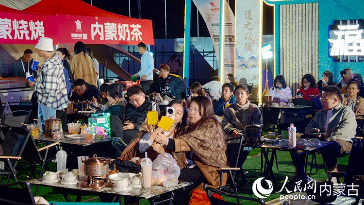 現(xiàn)場(chǎng)除了有精彩演出，更有特色美食和文創(chuàng)打卡點(diǎn)供市民品嘗和拍攝體驗(yàn)。人民網(wǎng)記者 張力洋攝