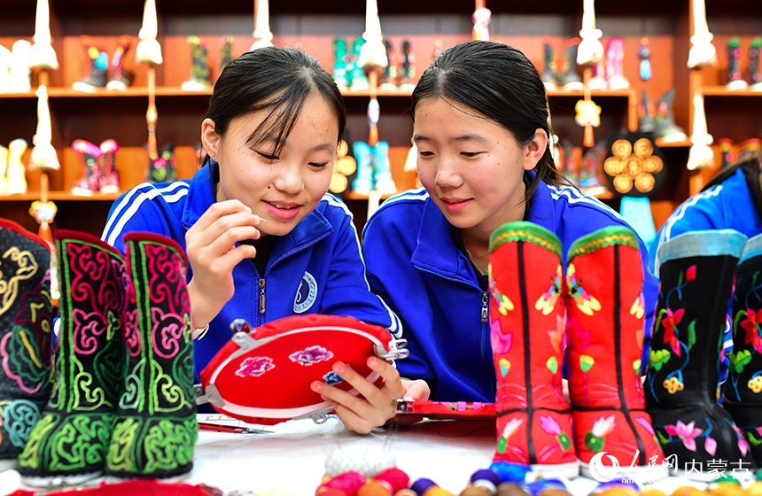 興安盟科爾沁右翼中旗巴彥呼舒第六中學學生在課后服務活動中，交流國家級非物質文化遺產代表性項目蒙古族刺繡技藝。王正攝