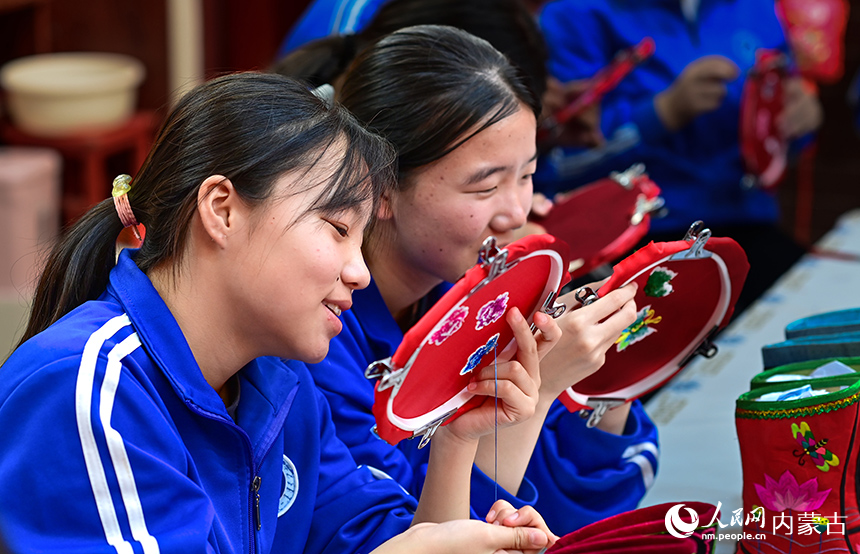 興安盟科爾沁右翼中旗巴彥呼舒第六中學學生在課后服務活動中，學習國家級非物質文化遺產代表性項目蒙古族刺繡技藝。王正攝