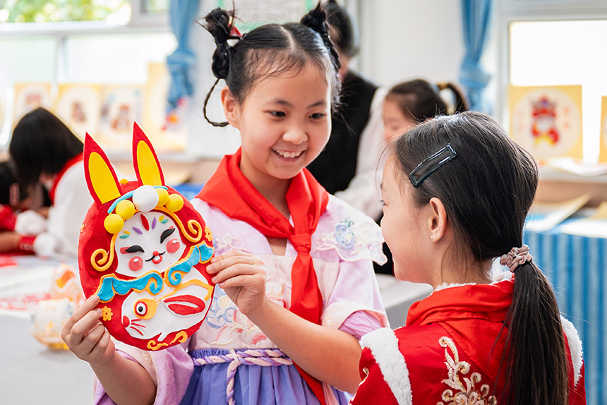 內蒙古呼和浩特市玉泉區清泉街小學學生在中秋節主題活動上展示兔兒爺彩泥作品。丁根厚攝