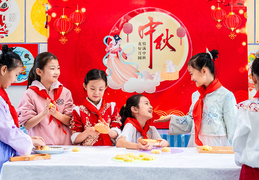 內蒙古呼和浩特市玉泉區清泉街小學學生在中秋節主題活動上學做月餅。丁根厚攝