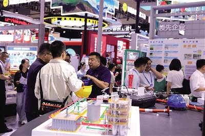 一線職工與觀眾交流互動。