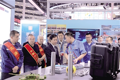 大國工匠高鳳林與內蒙古各級工匠面對面交流。