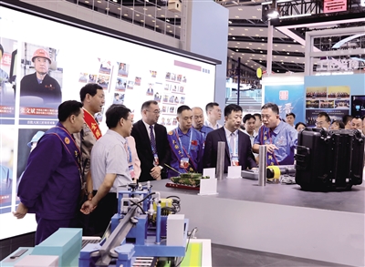 自治區總工會黨組書記、副主席張慧宇聆聽創新故事。