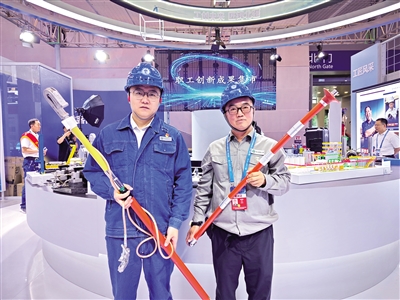 電力行業職工展示”五小”創新成果。