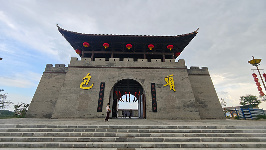 行進(jìn)中國|千年西口韻 今朝煥新顏
在包頭城市發(fā)展的歷史長(zhǎng)卷中,東河區(qū)三官廟片區(qū)猶如一枚珍貴的文化印章,深深鐫刻著“走西口”這一中國近代重要移民浪潮的印記。