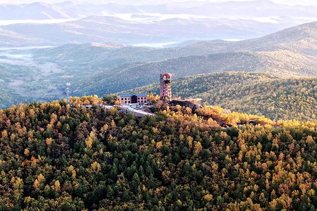 圖博勒峰頂云霧繚繞，宛若天際浮島。