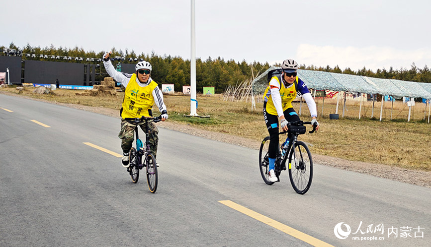 騎行愛好者在騎行途中享受騎行樂趣。人民網記者 張雪冬攝
