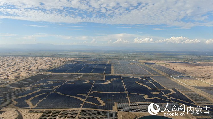 基地內(nèi)的“駿馬電站”已成為庫布其沙漠治理的標(biāo)志性符號(hào)。人民網(wǎng) 孟佳澍攝