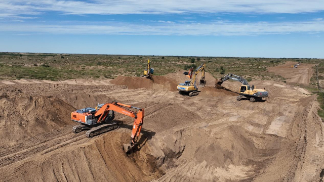 在額勒順鎮(zhèn)排澇渠治理工程吉力圖嘎查段施工現(xiàn)場，機(jī)車轟鳴作業(yè)，有序推進(jìn)新建渠道開挖。代琴攝