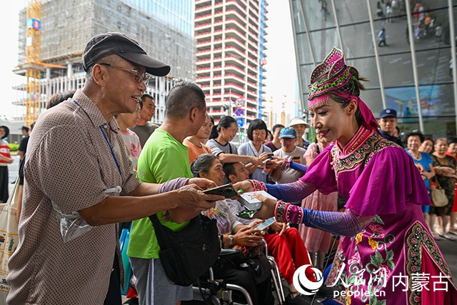 烏蘭牧騎與廣州市市民互動。王磊攝