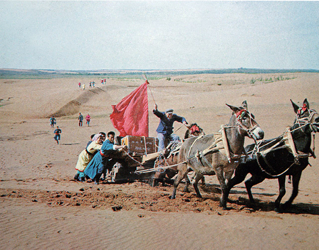 1973年,烏蘭牧騎克服困難繼續前進。
