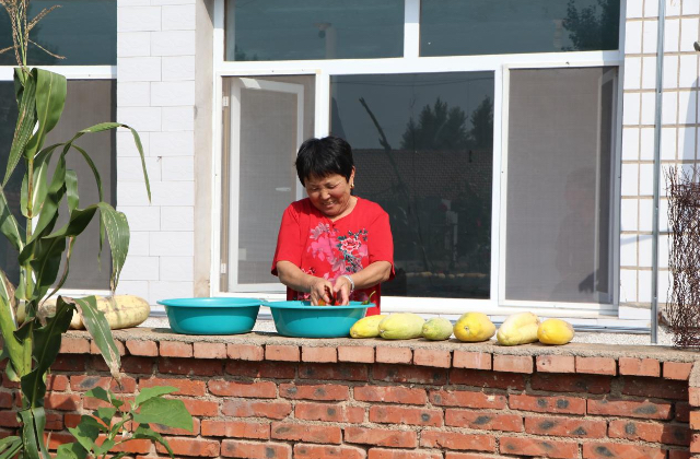 平安村曹家洼子組村民孫玉芝家使用自來水清洗蔬菜。梅英攝
