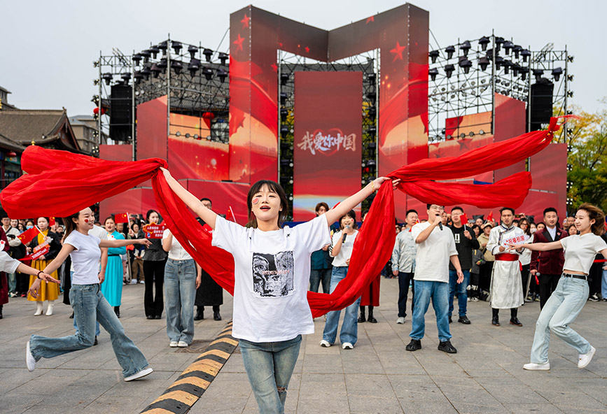 10月1日，內蒙古師范大學馬克思主義學院的學子們參加“行走的思政課”快閃活動，祝福偉大祖國繁榮昌盛。丁根厚攝