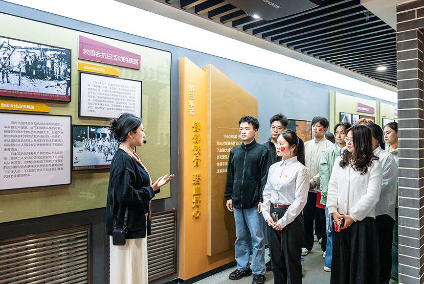 10月1日,內(nèi)蒙古師范大學(xué)馬克思主義學(xué)院的學(xué)子們走進(jìn)綏蒙各界抗日救國(guó)會(huì)舊址紀(jì)念館參觀研學(xué)。丁根厚攝