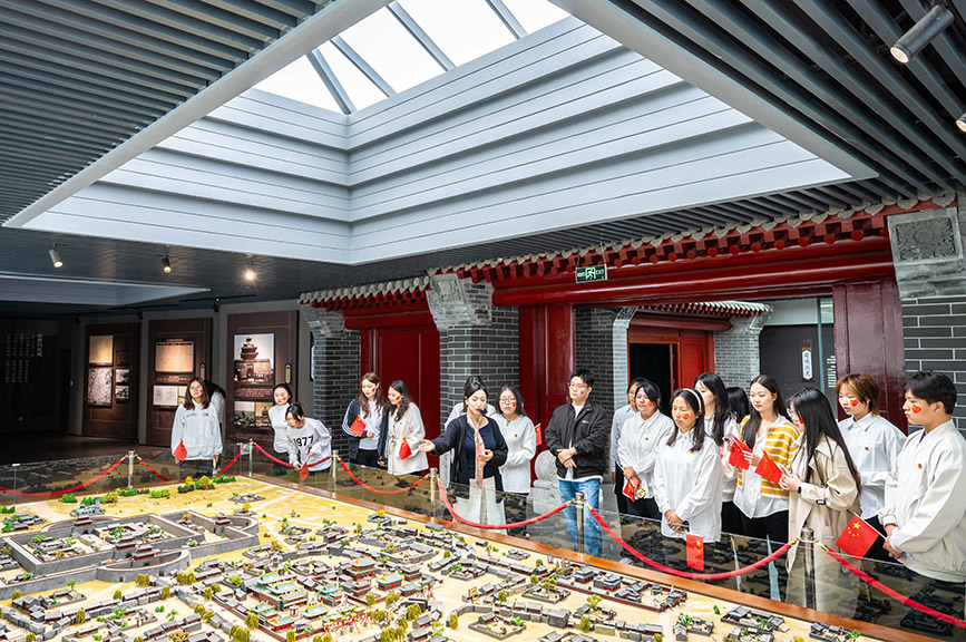 10月1日，內蒙古師范大學馬克思主義學院的學子們走進歸化城展示館參觀研學。丁根厚攝