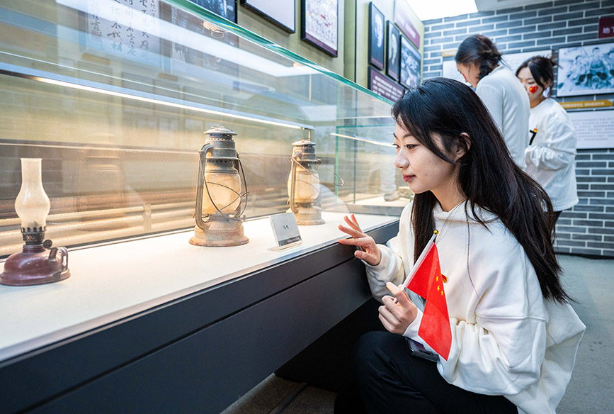 10月1日，內蒙古師范大學馬克思主義學院的學子們走進綏蒙各界抗日救國會舊址紀念館參觀研學。丁根厚攝