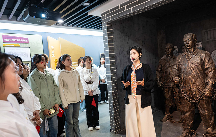 10月1日，內蒙古師范大學馬克思主義學院的學子們走進綏蒙各界抗日救國會舊址紀念館參觀研學。丁根厚攝