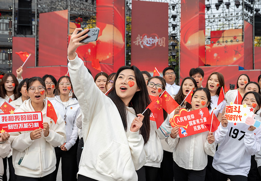 10月1日,內(nèi)蒙古師范大學馬克思主義學院的學子們在“行走的思政課”快閃活動現(xiàn)場自拍留影。丁根厚攝