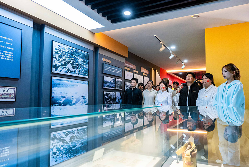 10月1日，內(nèi)蒙古師范大學(xué)馬克思主義學(xué)院的學(xué)子們走進(jìn)綏蒙各界抗日救國會舊址紀(jì)念館參觀研學(xué)。丁根厚攝