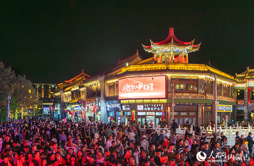 呼和浩特市玉泉區塞上老街旅游休閑街區游人如織。丁根厚攝