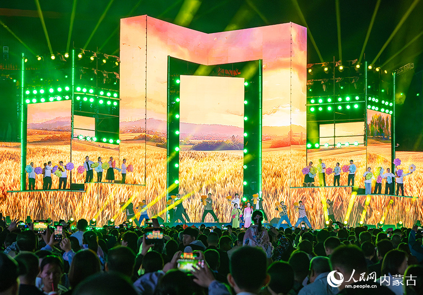 呼和浩特市玉泉區塞上老街旅游休閑街區，游客在觀看演出。丁根厚攝