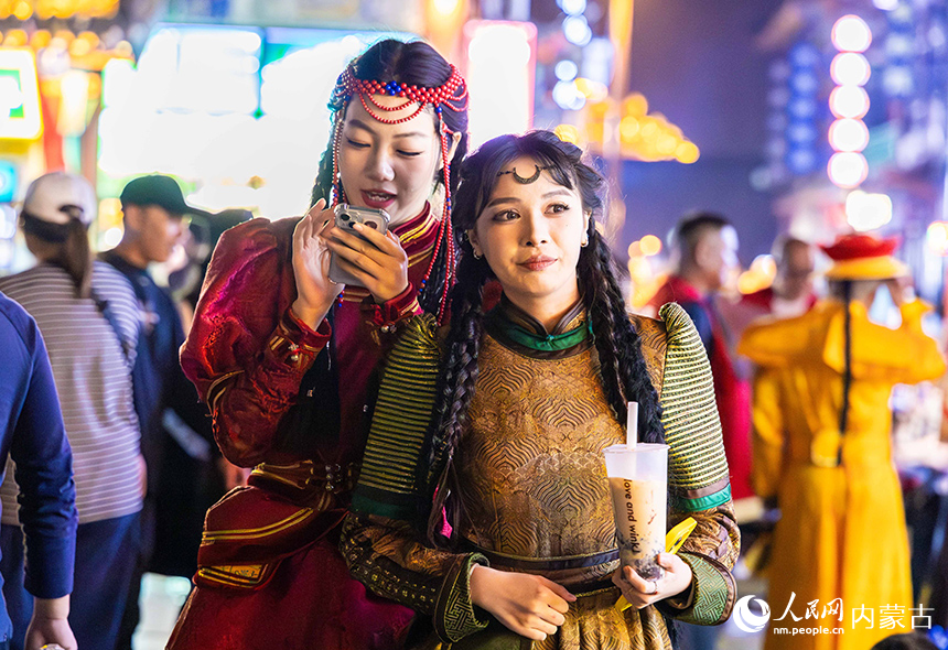 呼和浩特市玉泉區(qū)塞上老街旅游休閑街區(qū)，旅拍游客在休閑游玩。丁根厚攝