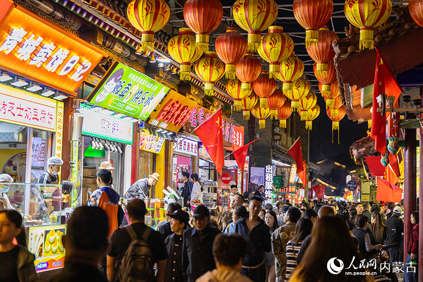 呼和浩特市玉泉區塞上老街旅游休閑街區，游客在逛夜市、享受美食。丁根厚攝