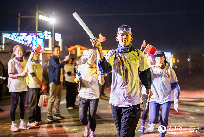 10月2日晚，呼和浩特市玉泉區清嶼林夕房車營地，參加彩虹熒光跑活動的選手在熒光跑比賽中。丁根厚攝