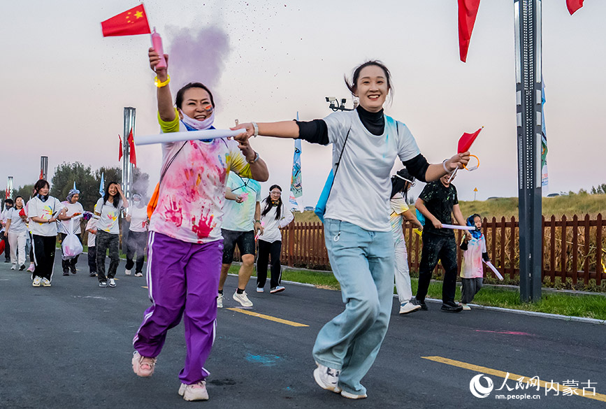 10月2日晚，呼和浩特市玉泉區清嶼林夕房車營地，參加彩虹熒光跑活動的選手在熒光跑比賽中。丁根厚攝