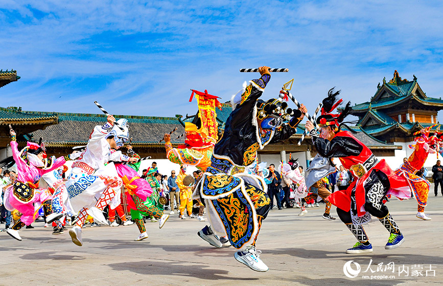 10月4日，民間藝人在鄂爾多斯市伊金霍洛旗鄂爾多斯文化產(chǎn)業(yè)園表演潮汕英歌舞。王正攝
