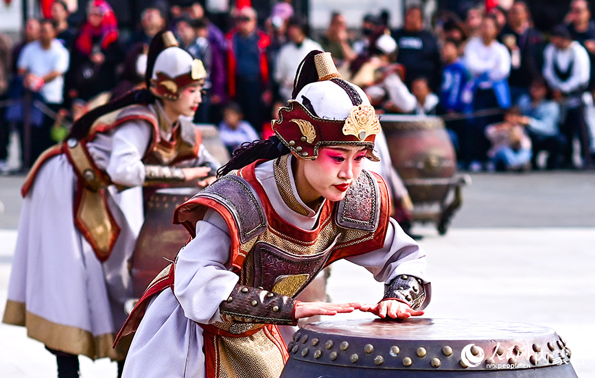 10月4日，演員在鄂爾多斯市伊金霍洛旗鄂爾多斯文化產業園沉浸式劇場表演實景劇《鳳鳴九曲》。王正攝