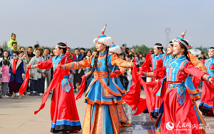 10月4日，演員在鄂爾多斯市伊金霍洛旗鄂爾多斯文化產(chǎn)業(yè)園表演快閃舞蹈。王正攝