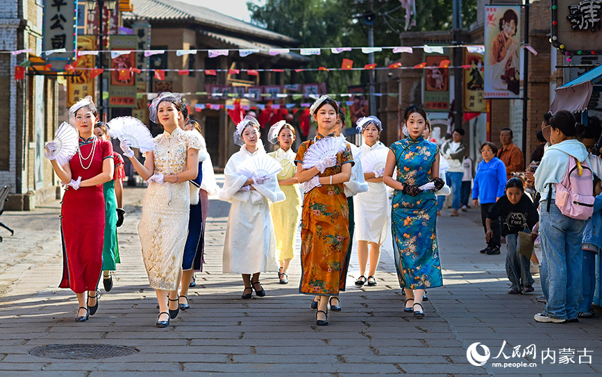 10月4日，模特在鄂爾多斯市伊金霍洛旗鄂爾多斯文化產業園國服秀場秀旗袍。王正攝