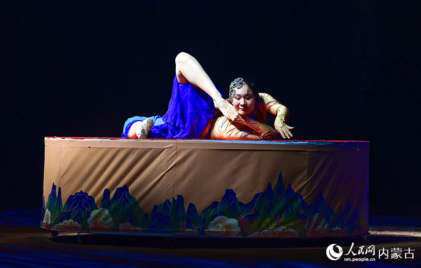 10月4日，演員在鄂爾多斯市伊金霍洛旗鄂爾多斯文化產業園沉浸式劇場表演雜技。王正攝