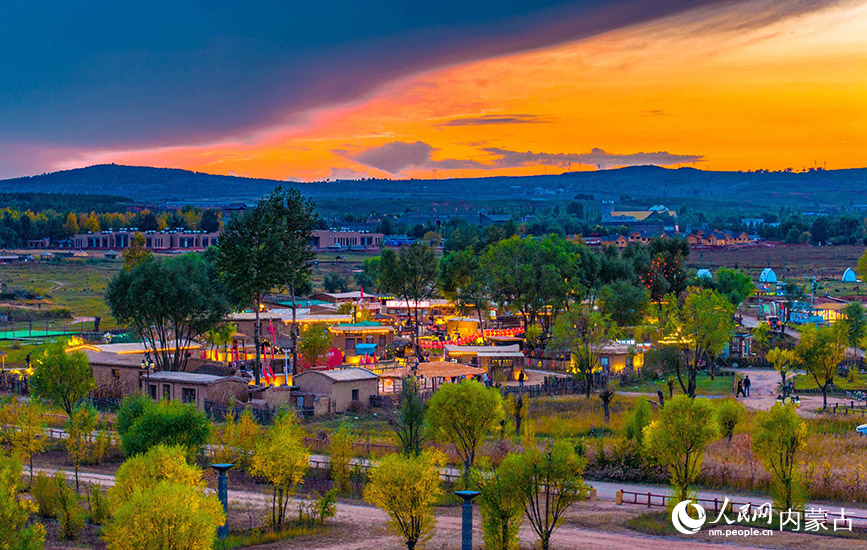 10月3日,游客在鄂爾多斯市伊金霍洛旗鄂爾多斯文化產(chǎn)業(yè)園柳樹(shù)灣村休閑游玩(無(wú)人機(jī)照片)。王正攝